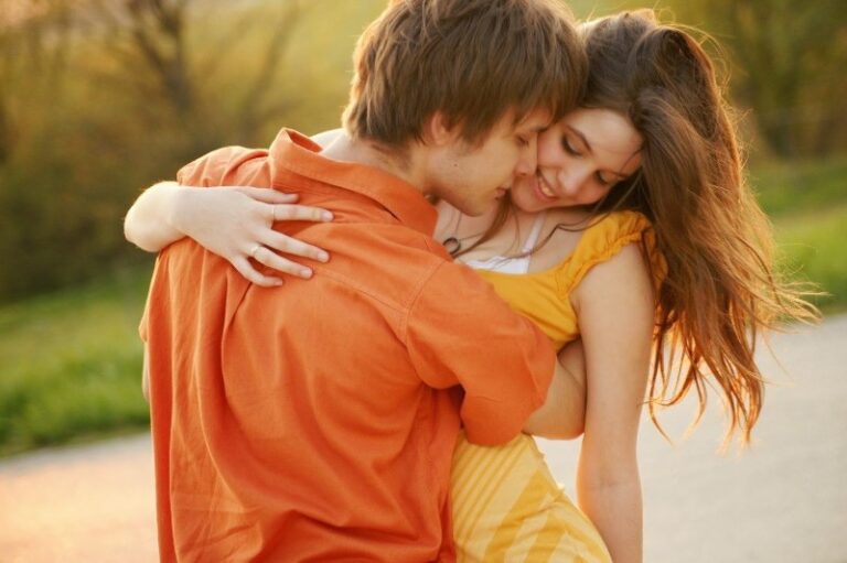 El abrazo romántico: una expresión de amor y afecto