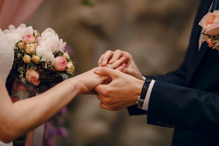 Los anillos de boda: Un vínculo simbólico que perdura en el tiempo