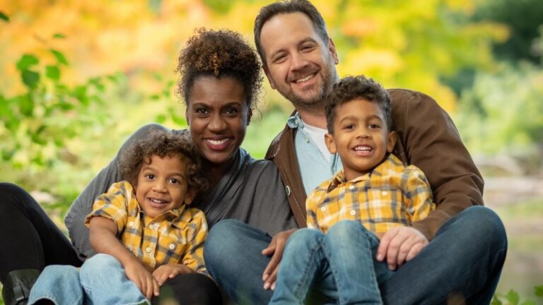 ¡Construir una familia mixta exitosa! Guía para padres adoptivos y terapia para familias mixtas